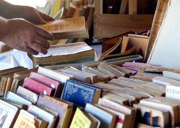 Brocante de livres/jeux/CD/DVD en français